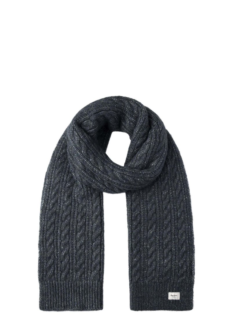 Écharpe en tricot gris foncé avec motif en câble, repliée en boucle avec une étiquette de marque visible à une extrémité.