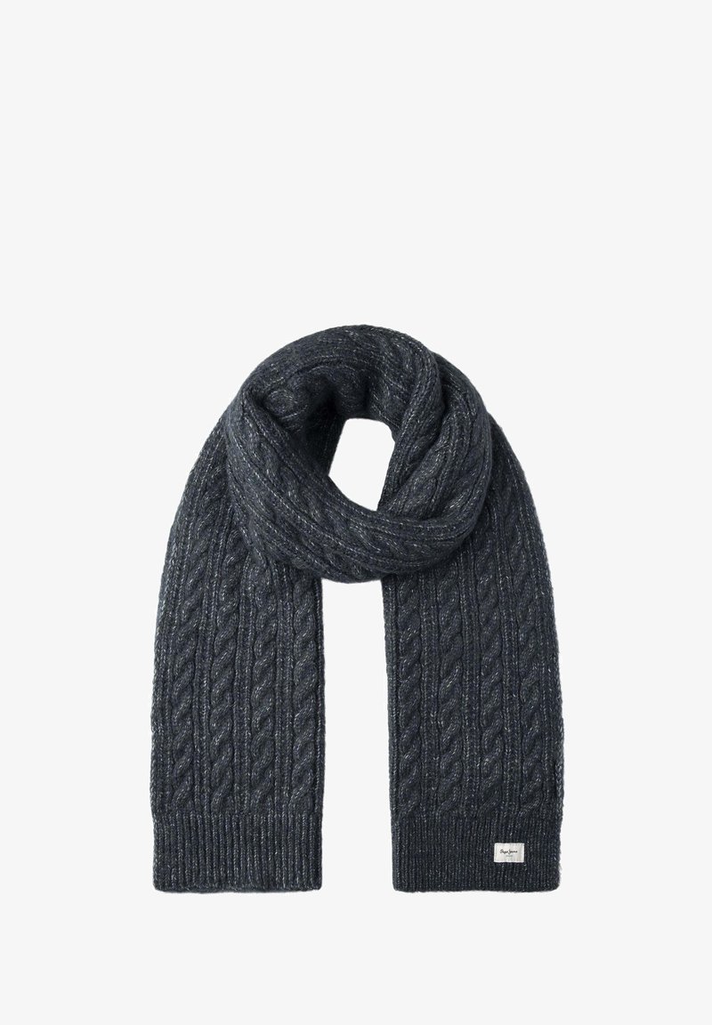 Mørkegrå strikket tørklæde med kabelmønster, foldet i en løkke med synlig mærketiket i den ene ende.