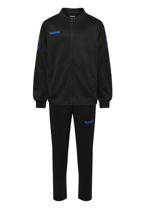 Czarny sportowy dres z kurtką na zamek z przodu, niebieskie logo "hummel" na piersi, spodniach oraz skośne paski na rękawach.