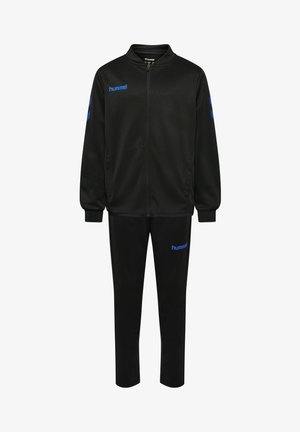 Schwarzer Sport-Trainingsanzug mit Jacke und Frontreißverschluss, blauen "hummel"-Logos auf Brust, Hose und Chevronstreifen an den Ärmeln.
