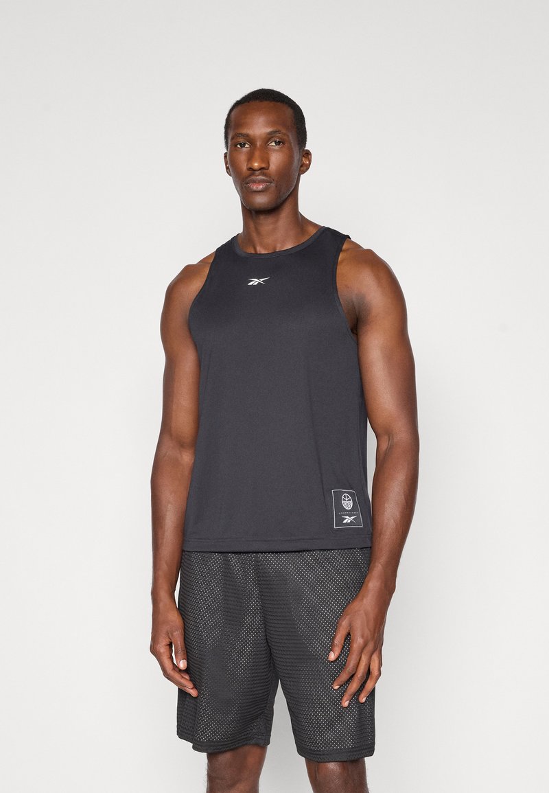 Schwarzes ärmelloses Tanktop mit glatter Textur, mit einem kleinen Markenlogo auf der Brust und einem Etikettendesign am Saum für Details.