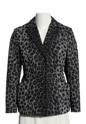 Sort og grå leopardprint blazer med knaphulskrave, tre knapper foran og to sidelommer på en hvid mannequin torso.