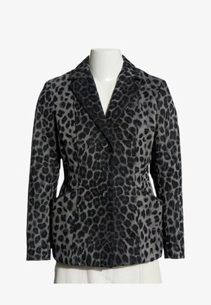 Schwarz-grauer Leopardenmuster-Blazer mit Kerb-Revers, drei vorderen Knöpfen und zwei Seitentaschen auf einem weißen Schaufensterpuppe-Torso.