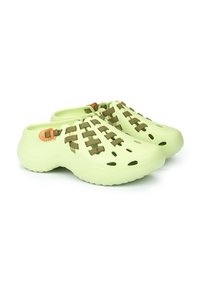 Zuecos verde lima con un diseño perforado, que presentan acentos de mimbre marrón y una hebilla naranja ajustable en el lateral. Material suave y texturizado.