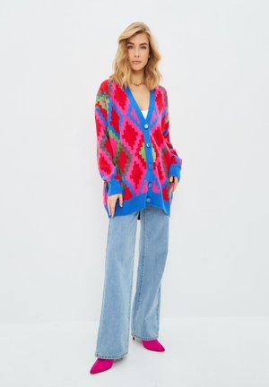 LOOSE - Neuletakki - fushia blue