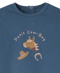 Blaues Baumwoll-T-Shirt mit einem Pferd, einem Cowboyhut und einem Hufeisen in Beige, Orange und Braun, mit dem Text "Petit Cow-Boy" darüber.