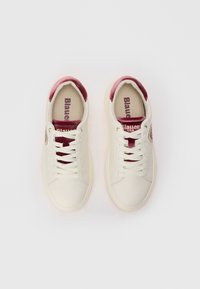 Baskets blanches avec des accents bordeaux, dessus en cuir lisse, bout rond, design à lacets et doublure en velours doux. Logo "Blaue" sur le côté.
