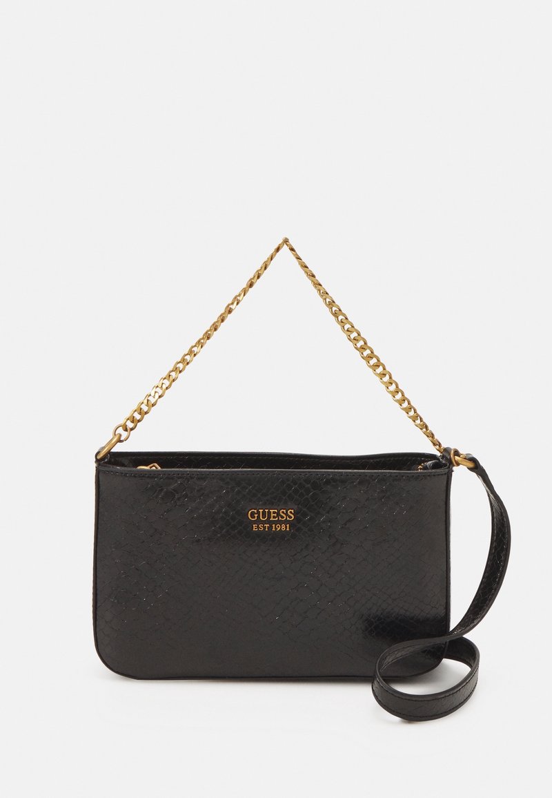 Sac à main Guess noir texturé avec poignée chaîne dorée et bandoulière noire amovible, texte du logo doré au centre devant.