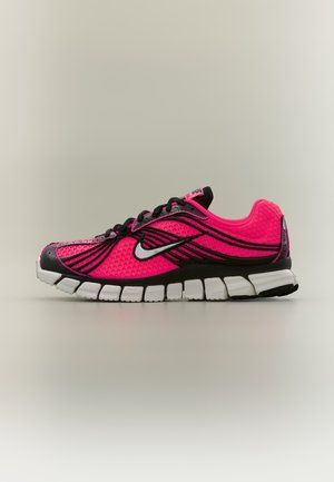 Jaskraworóżowy i czarny but do biegania Nike z białą segmentowaną podeszwą, czarnymi sznurowadłami i srebrnym logo Nike swoosh po boku.