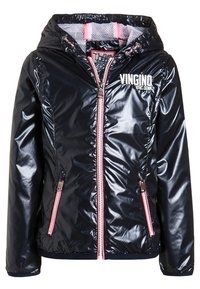 Chaqueta aislante azul marino con acabado brillante, cierre de cremallera en la parte frontal, acentos rosas, capucha y dos bolsillos laterales. Presenta el logo "Vingino" en el pecho.