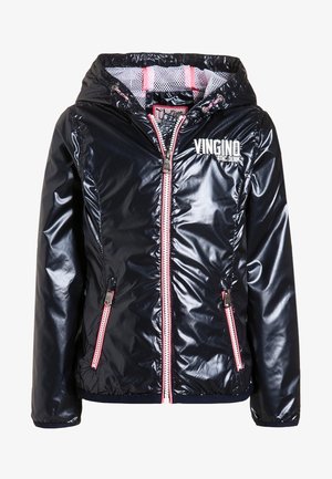 Giacca imbottita blu navy con finitura lucida, zip frontale, dettagli rosa, cappuccio e due tasche laterali. Presenta il logo "Vingino" sul petto.