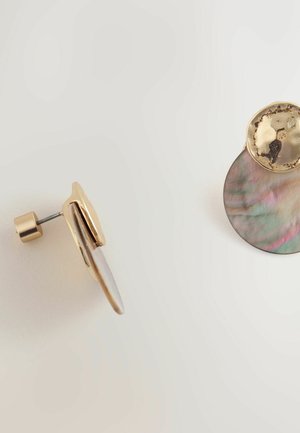 Ohrstecker in Goldoptik mit rundem, schillerndem Muschel-Design, einer glatten, reflektierenden Oberfläche und einem strukturierten, kreisförmigen Akzent.