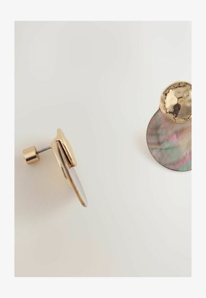 Ohrstecker in Goldoptik mit rundem, schillerndem Muschel-Design, einer glatten, reflektierenden Oberfläche und einem strukturierten, kreisförmigen Akzent.