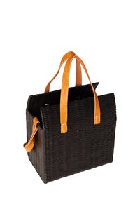 Czarna pleciona torebka z fakturowanej powierzchni, z dwoma brązowymi skórzanymi uchwytami i zdefiniowanym kształtem. Otwarta góra z metalowymi elementami wykończeniowymi.