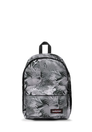 Mochila con estampado de hojas tropicales en blanco y negro, bolsillo frontal con cremallera y asa negra, con la marca Eastpak en el bolsillo frontal.