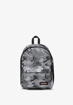 Mochila con estampado de hojas tropicales en blanco y negro, bolsillo frontal con cremallera y asa negra, con la marca Eastpak en el bolsillo frontal.