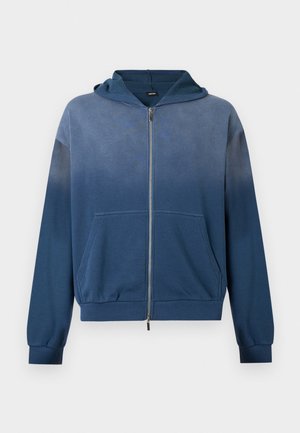 Sweat à capuche zippé dégradé bleu avec poches avant, poignets et ourlet côtelés, et capuche attachée sur fond blanc.