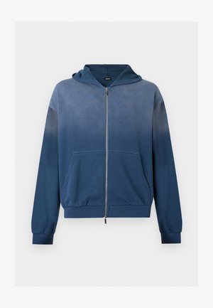 Φούτερ με φερμουάρ σε μπλε διαβαθμισμένο χρώμα, με μπροστινές τσέπες, ριμπ μανσέτες και τελείωμα, και προσαρτημένη κουκούλα σε λευκό φόντο.