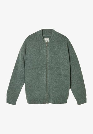 Zaļš adīts kardigans ar ribotu tekstūru, rāvējslēdzēja aizdari un apaļu apkakli. Ir garas piedurknes un brīvs piegriezums.