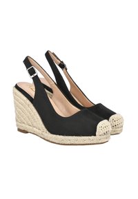 Zapatos de cuña de ante negro con tacón de yute trenzado, talón abierto y punta cerrada acentuada con detalle de paja trenzada. Cierre de hebilla ajustable.