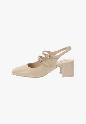Scarpa slingback in pelle beige con punta affusolata, due cinturini regolabili e tacco a blocco. Texture liscia con dettagli di cucitura minimi.
