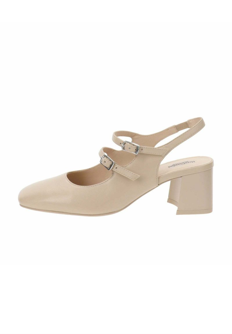 Scarpa slingback in pelle beige con punta affusolata, due cinturini regolabili e tacco a blocco. Texture liscia con dettagli di cucitura minimi.