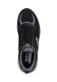 Zapato deportivo negro con parte superior de malla y superposiciones sintéticas. Cuenta con cordones negros y una plantilla acolchada gris. Logotipo en el lateral y el talón.
