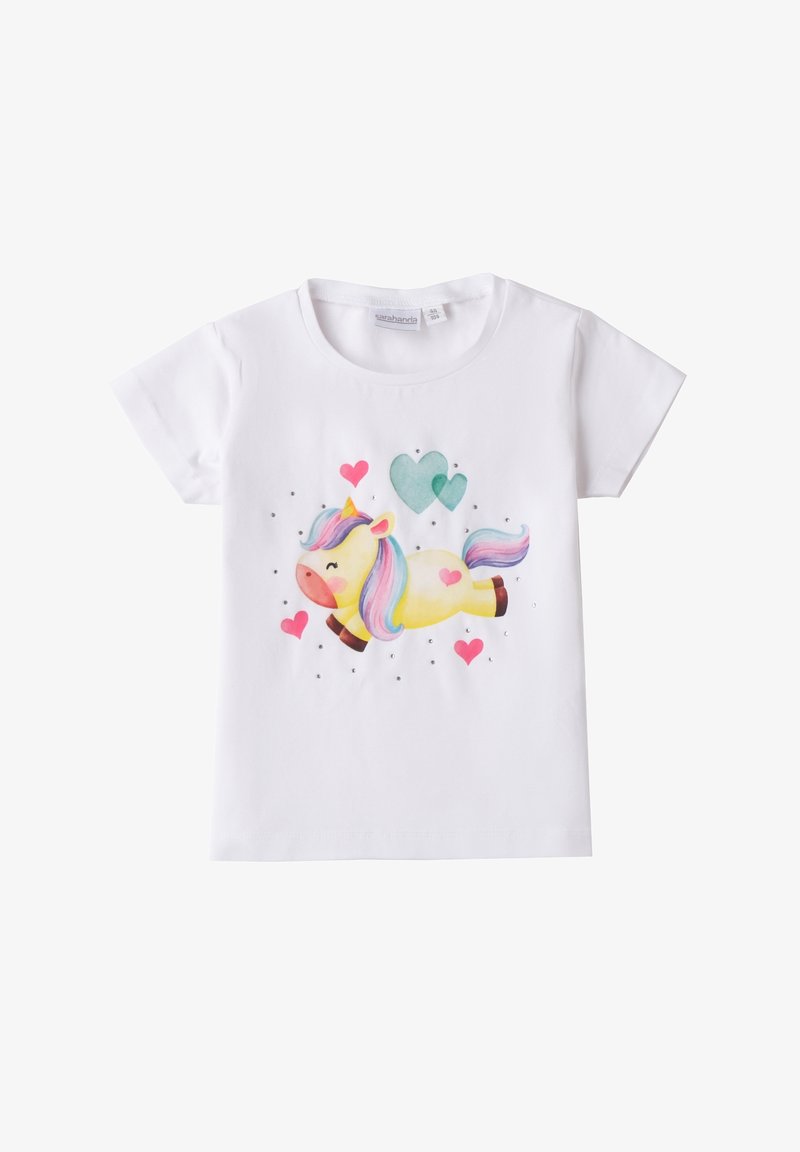 Camiseta de algodón blanca con una ilustración colorida de un unicornio, rodeada de corazones y pequeños rhinestones decorativos. Mangas cortas.
