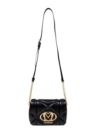 Borsa a tracolla in ecopelle trapuntata nera con hardware dorato, caratterizzata da un logo ben visibile e una tracolla con catena.