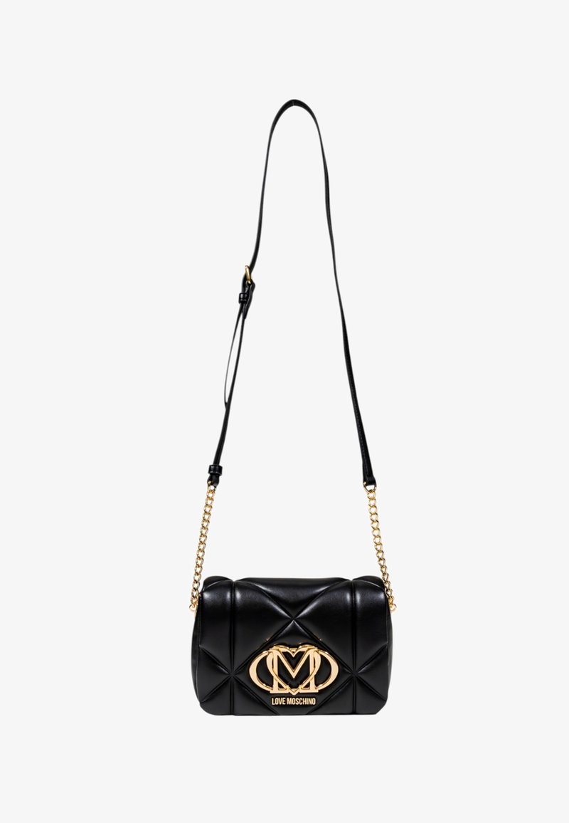 Sac crossbody en simili cuir matelassé noir avec quincaillerie dorée, mettant en avant un logo bien visible et une bandoulière à maillons.