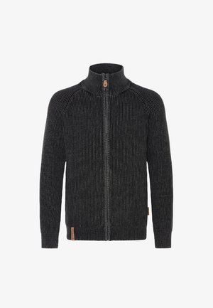 Strikket mørkegrå cardigan med høy krage, full glidelås foran, ribbet tekstur og liten lærmerke på nedre venstre side.