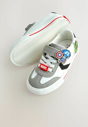 Next, STANDARD FIT (F) FIT - MARVEL TOUCH FASTENING - Sneaker low - white black