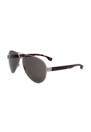 Occhiali da sole aviator in metallo con lenti scure e aste con motivo tartarugato, esposti su sfondo bianco.