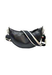 Zwarte leren tas met een gebogen vorm, ritssluiting en een gestructureerde schouderband met crèmekleurige accenten en gouden hardware. Inclusief een label detail.