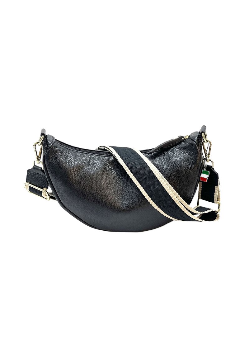 Zwarte leren tas met een gebogen vorm, ritssluiting en een gestructureerde schouderband met crèmekleurige accenten en gouden hardware. Inclusief een label detail.