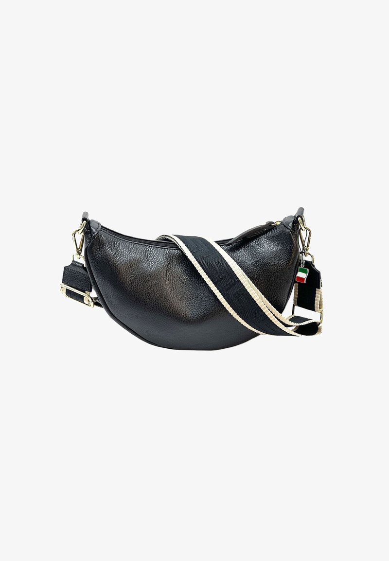 Zwarte leren tas met een gebogen vorm, ritssluiting en een gestructureerde schouderband met crèmekleurige accenten en gouden hardware. Inclusief een label detail.