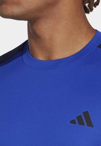 adidas Performance TRAIN ESSENTIALS BASE 3-STRIPES - Sportiniai marškinėliai trumpomis rankovėmis - lucid blue   black