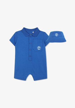 Romper blu a maniche corte con colletto, tasca frontale e patta con tre bottoni; cappello a secchiello blu abbinato, entrambi con un logo ad albero.