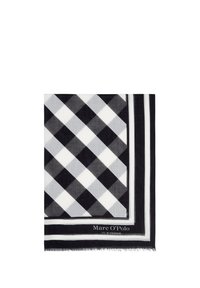 Écharpe à carreaux noir et blanc avec des bords à franges. Présente un motif en losange et un logo de la marque dans le coin inférieur. Design en tissu léger.