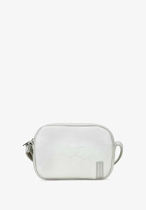 Bolso de imitación de cuero blanco con una textura suave, forma rectangular y cierre de cremallera. Cuenta con un asa lateral y un discreto detalle de branding.