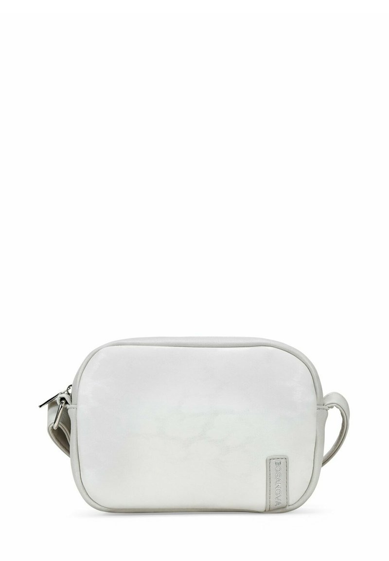 Bolso de imitación de cuero blanco con una textura suave, forma rectangular y cierre de cremallera. Cuenta con un asa lateral y un discreto detalle de branding.