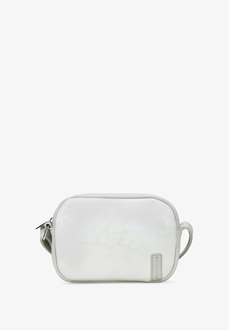 Bolso de imitación de cuero blanco con una textura suave, forma rectangular y cierre de cremallera. Cuenta con un asa lateral y un discreto detalle de branding.