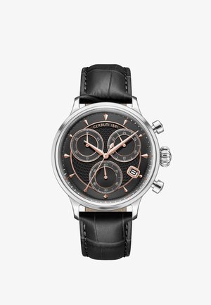 Reloj de pulsera Cerruti 1881 con correa de cuero negra, caja plateada, esfera negra, tres subesferas, manecillas y marcadores de oro rosa y una ventana de fecha a las 4 en punto.