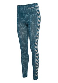 Turkusowe legginsy sportowe z pionowymi przerywanymi liniami i białym wzorem w kształcie jodełki biegnącym po zewnętrznej stronie każdej nogi, logo Hummel na pasie.