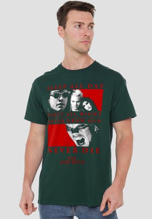 Cotton Soul, THE LOST BOYS/NEVER DIE - Print T-shirt - dark green