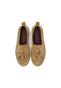 Zapatos de ante color marrón claro con forma redondeada, que presentan un tassel decorativo, cordones y detalles de costura. Incluyen lengüetas para facilitar su uso.