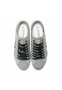 Baskets en toile grises avec des lacets noirs. Comprend un design à bout rond, un logo noir contrastant et une semelle intérieure rembourrée marquée de la taille 42.