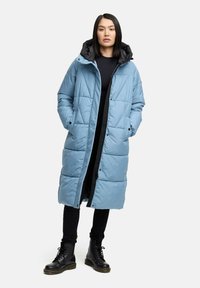 Svijetloplavi kaput s punjenjem i crnom kapuljačom, s patentnim zatvaračem i kopčama na dugmad, čučastom teksturom i bočnim džepovima.