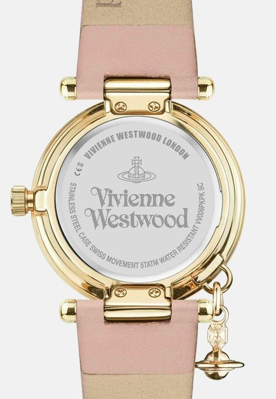 Horloge van roestvrij staal met goudkleurige afwerking en een band van roze en beige leer. Voorzien van een ronde kast en een hanger aan de zijkant. Logo op de achterkant.