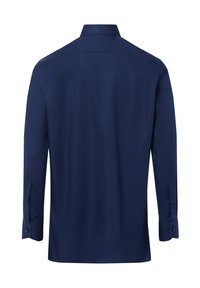 La camicia da uomo a maniche lunghe di colore blu navy presenta un colletto classico, polsini con bottoni e una texture liscia con un design posteriori pulito e sartoriale.